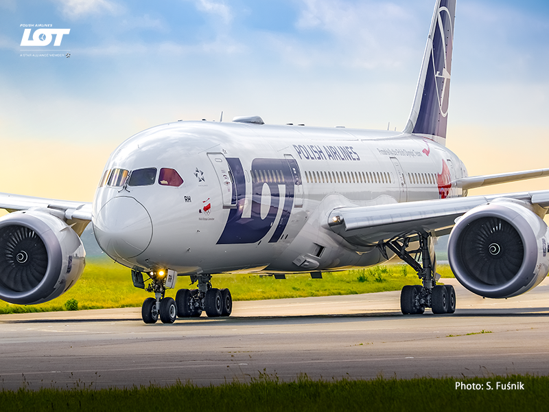 Boeing 787 taxiing at Warsaw Chopin Airport